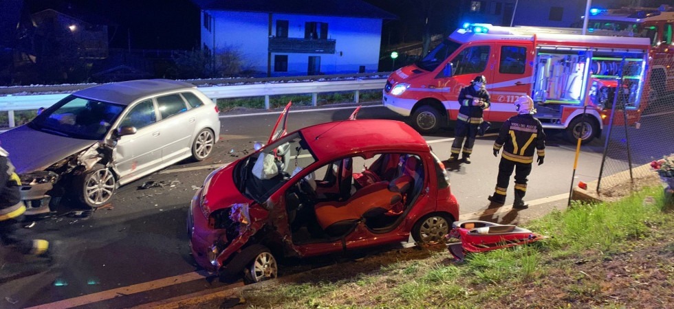 Grave frontale fra due veicoli a Caldes: i vigili del fuoco tagliano le lamiere con le pinze idrauliche per liberare una